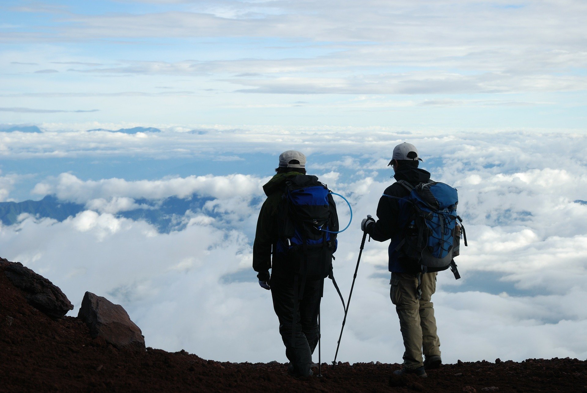 Dos viajeros realizan la subida al Monte Fuji- Descubriendo Jaoón