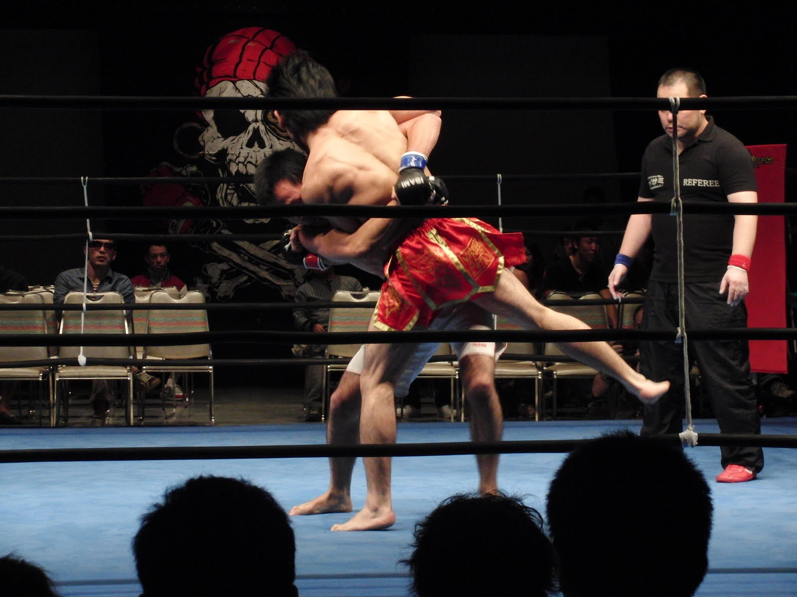Momento del combate de kick boxing japonés