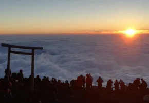 <h3>Día 5 – Subida al Fuji: conquistando el cielo</h3>