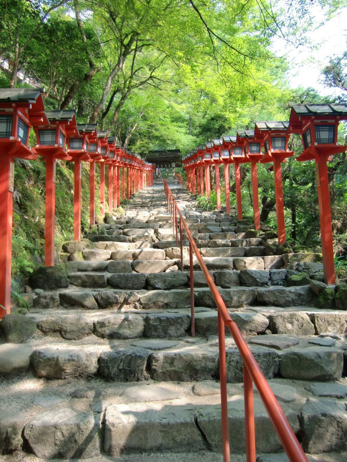 Lámparas rojas en Kibune Jinja