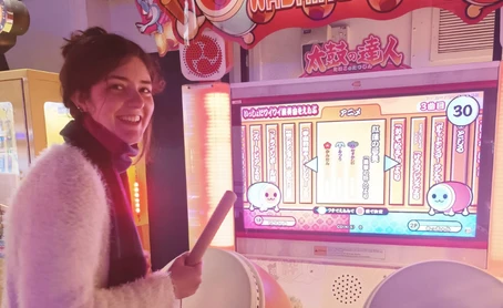 María Pascual con máquina recreativa de taikos