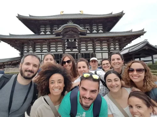 Antonio con un grupo de viajeros por Japón