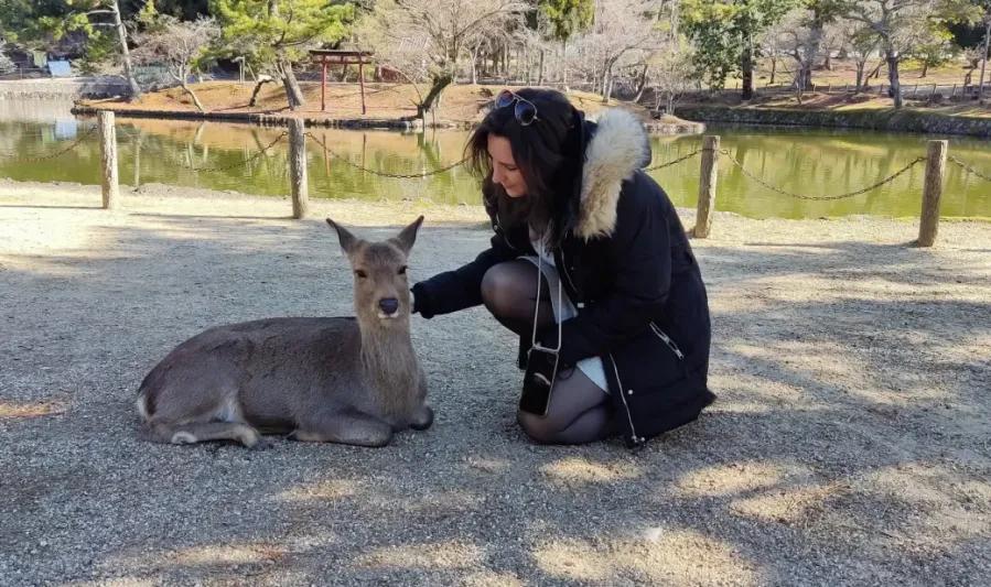 Carlota con un ciervo