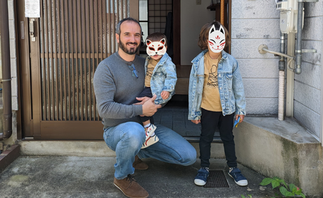 Antonio y sus hijos en Japón
